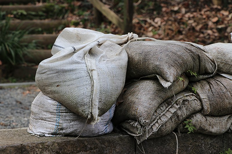 Sandbags_at_Ikuta-Ryokuchi_Park_North_Gate_20200219